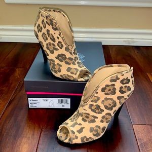 Like new- Vince Camuto VC-Amber peep toe booties